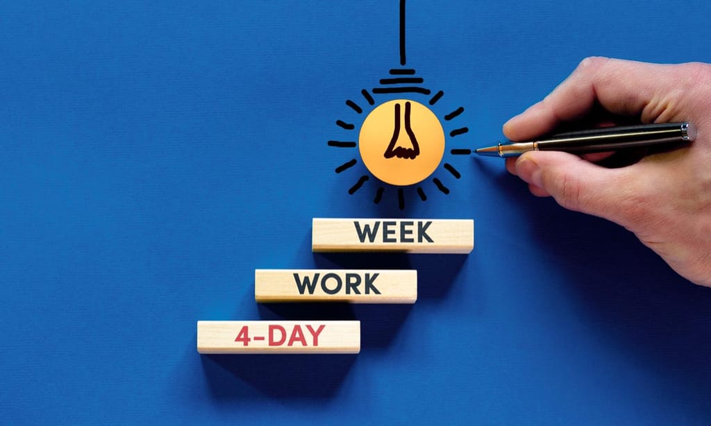 blocks with ‘4-day work week’ written, which is an example of flexible work arrangements.
