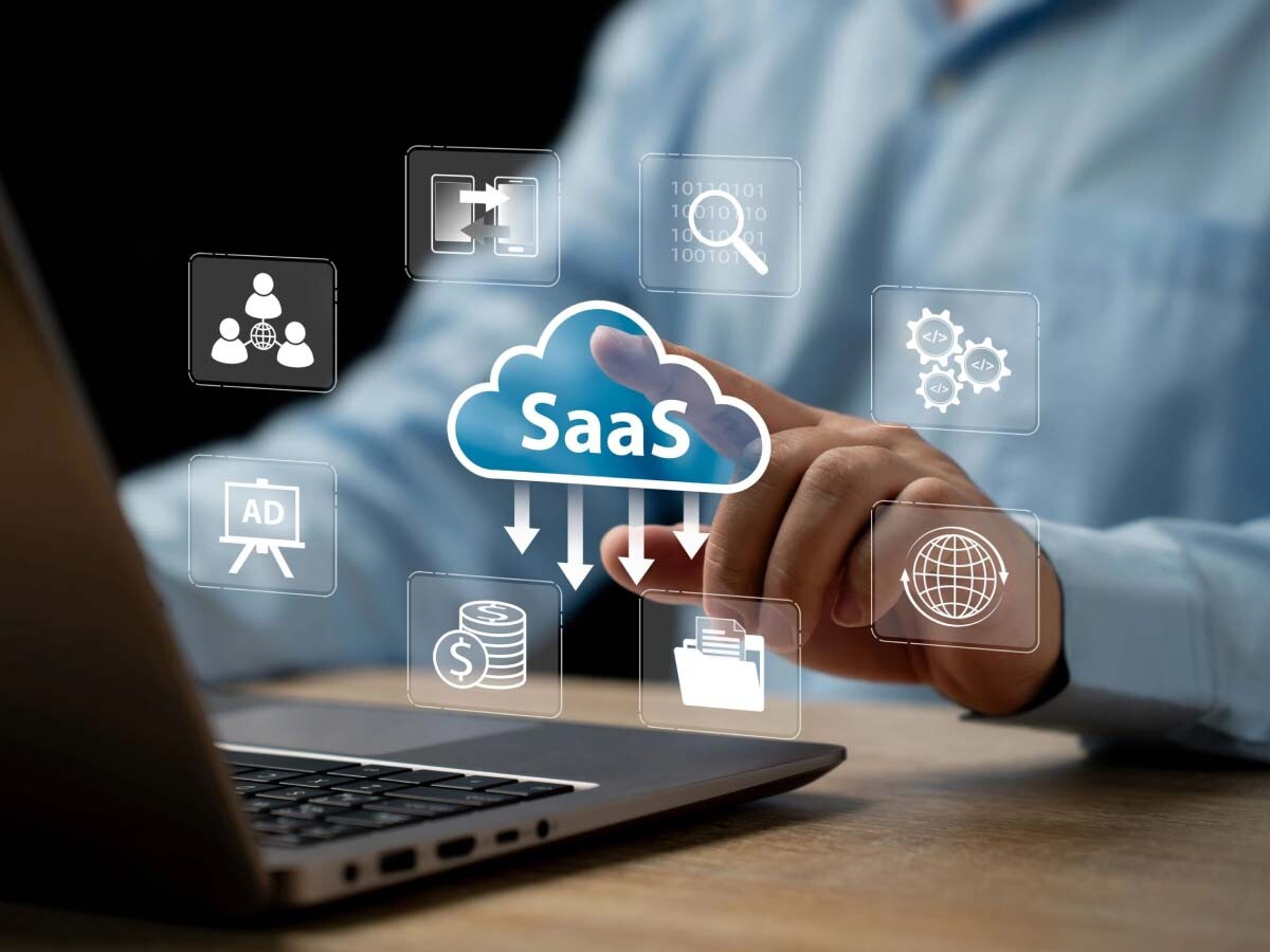 CIO in front of laptop pointing to SaaS App Usage and Budget Icons